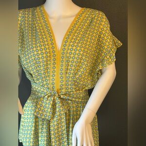 Max Studio Star Pattern Yellow Blue V-Neck Flutter Sleeves Sz Medium